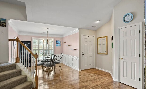 Building Photo - Spacious 3/2 Available Now!