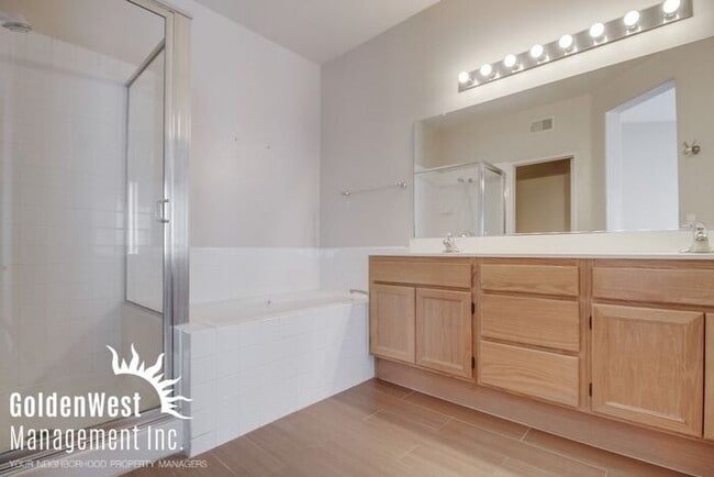Building Photo - Immaculate 3Bdm 2.5Ba Townhouse with  2-Car Garage