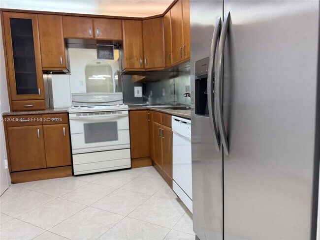 Building Photo - 400 Kings Point Dr