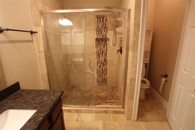 Building Photo - 17627 Red Oak Dr