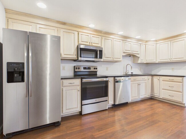 Building Photo - 221 N Spring St