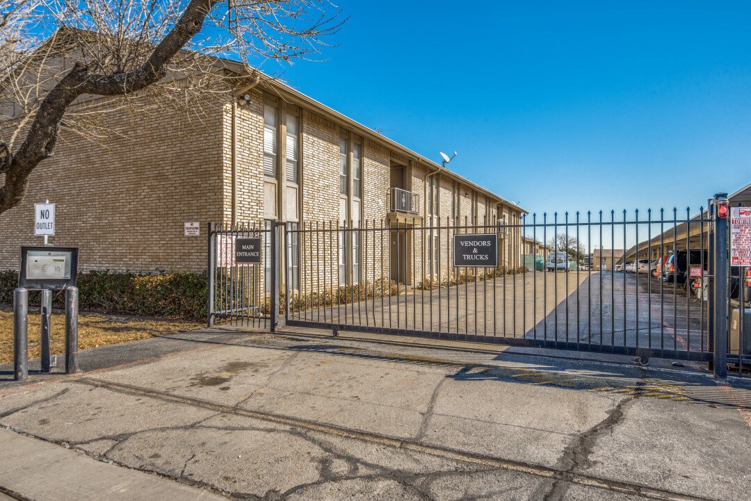 Building Photo - 5808 Sandhurst Ln