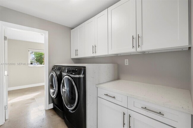 Building Photo - 633 Solar Isle Dr