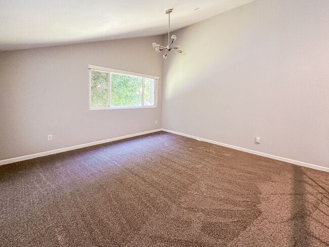 Building Photo - Completely Renovated 3+ Bed, 2 Bath Tierra...