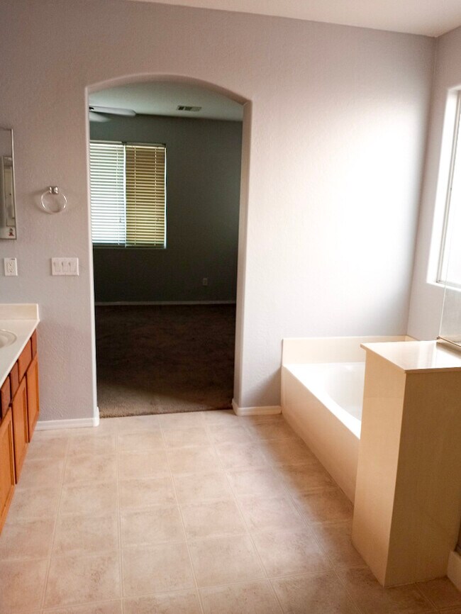 Building Photo - 4Bed/2.5Bath House in Maricopa! JOIN THE W...