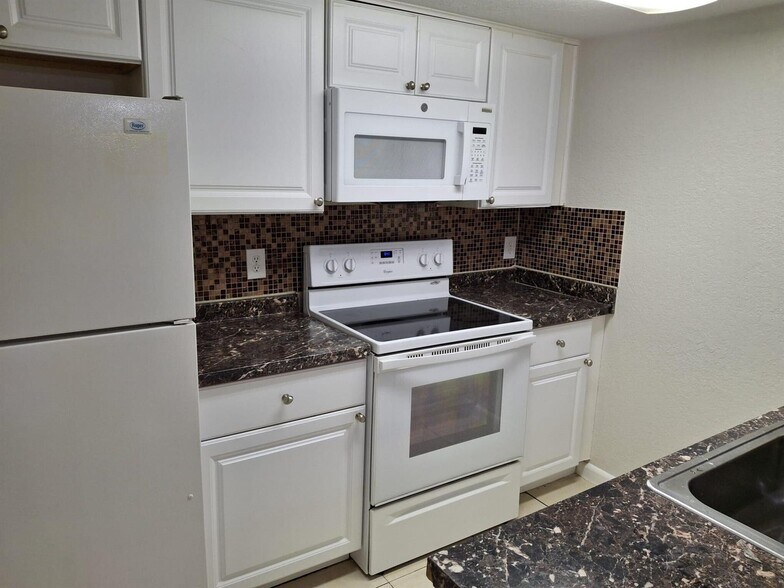 Building Photo - 3238 Coral Lake Ln