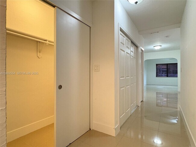 Building Photo - 527 SW 9th Ave