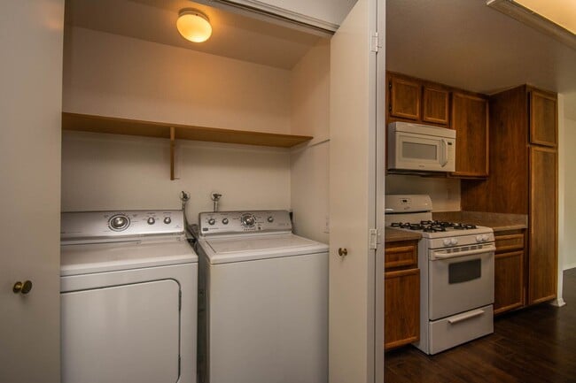 Building Photo - 3BR Townhome with Spacious Fenced Yard!