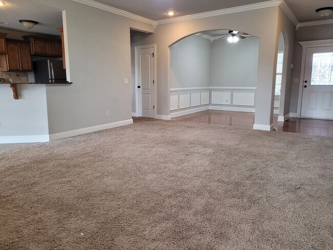 Building Photo - 3 bedroom in sought after West side of Fayetteville