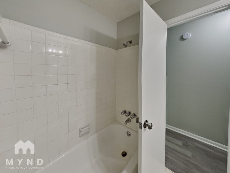 Building Photo - 804 Pine Forest Cir