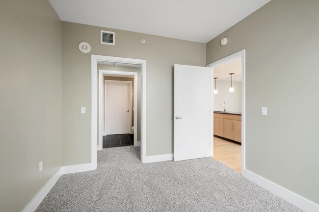 Building Photo - Luxurious 2 Bedroom, 2 Bath High Rise in Downtown Austin