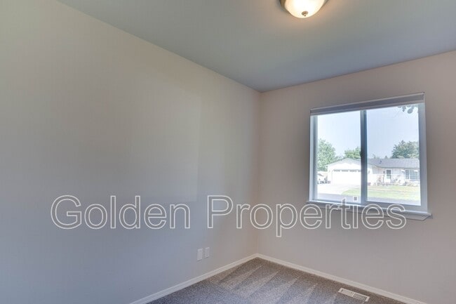 Building Photo - 1178 Tanager Ave