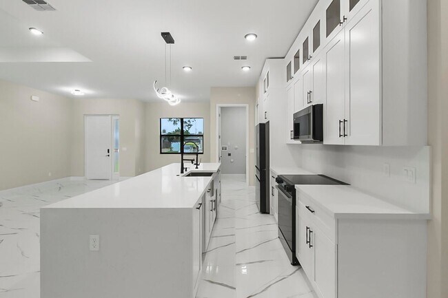 Building Photo - 1143 SW Estaugh Ave