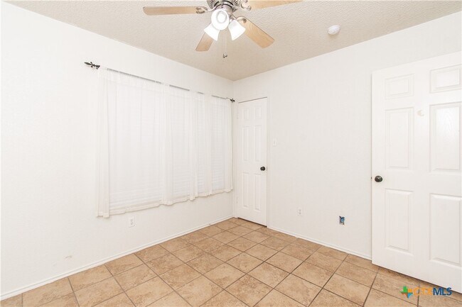 Building Photo - 5104 Glenoak Dr