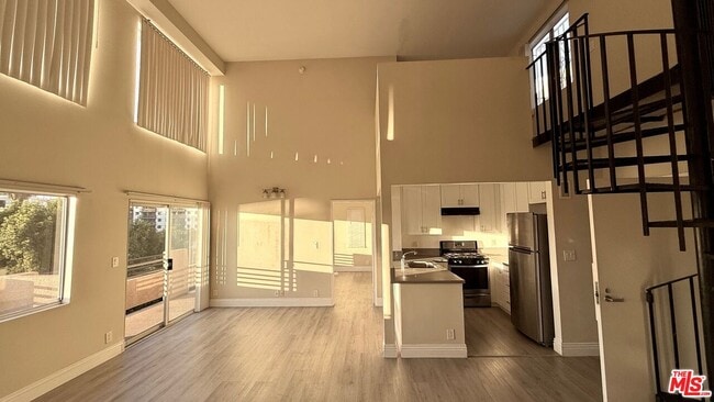 Building Photo - 701 S Kingsley Dr