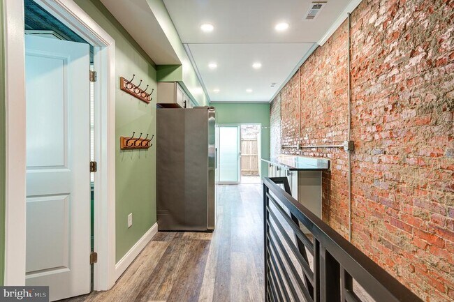 Building Photo - 2643 N Mascher St