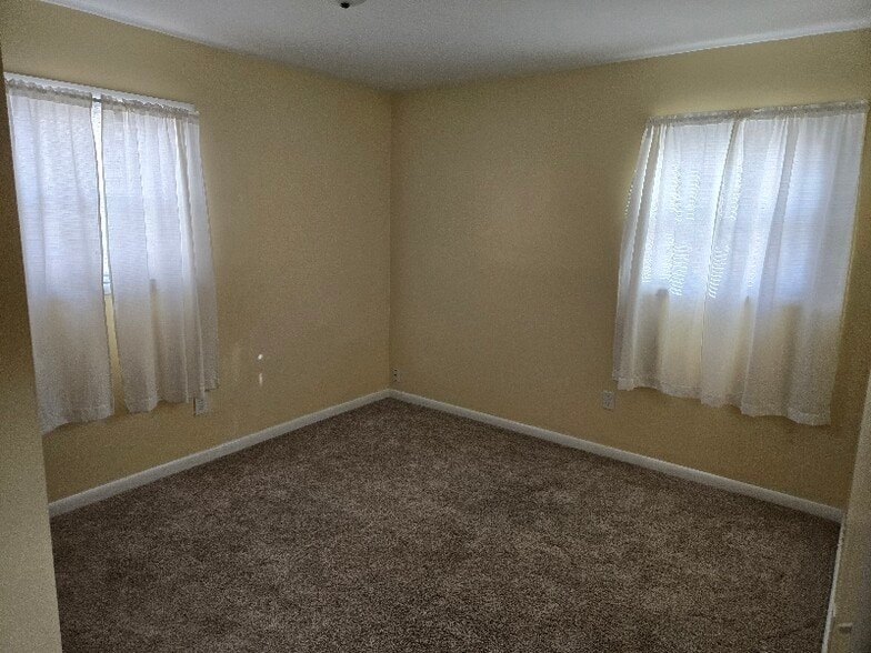 Building Photo - 1249 E Walnut St