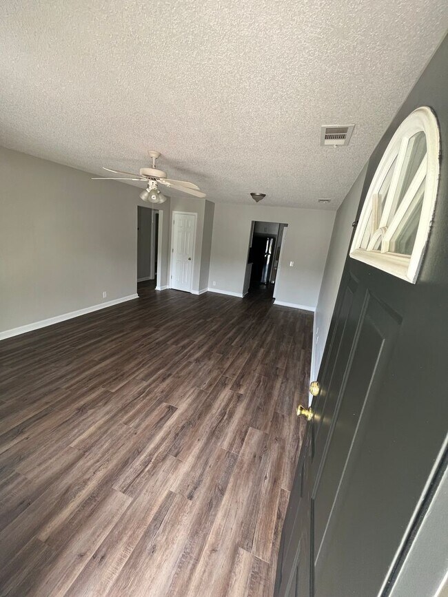 Building Photo - 807 Ash St Ext