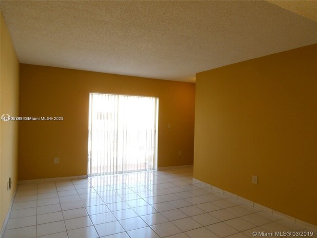 Building Photo - 950 SW 104th Ct