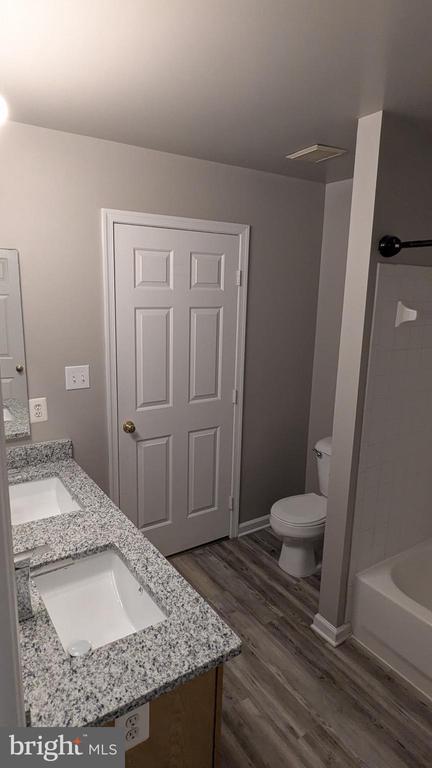Building Photo - 1875 Tiger Lily Cir