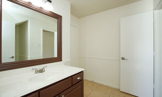 Building Photo - For Lease | 4 Bed, 2.5 Bath |2,314 Sq Ft |...