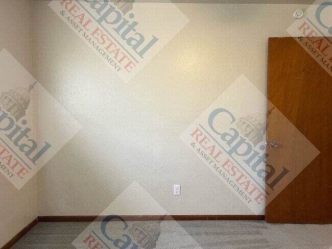 Building Photo - Charming 3 Bedroom