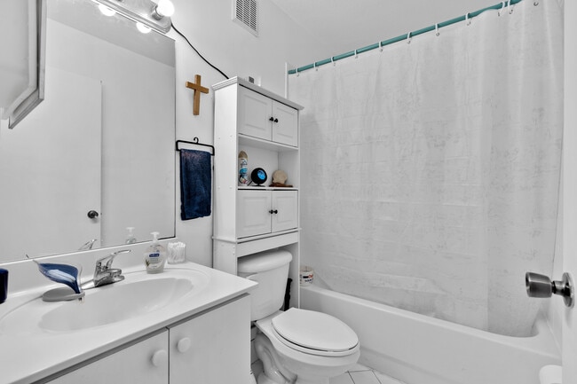 Building Photo - 3395 NE 9th Dr