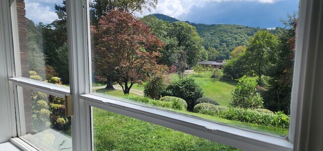 Building Photo - 910 Old Fort Rd