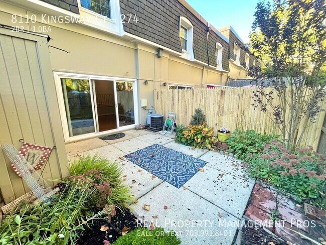 Building Photo - UPDATED 2 BEDROOM HOME - PRVATE BACK YARD ...
