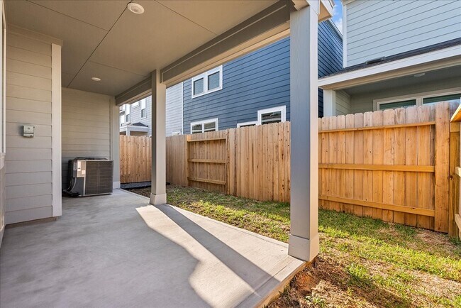 Building Photo - 535 Avisa Dr