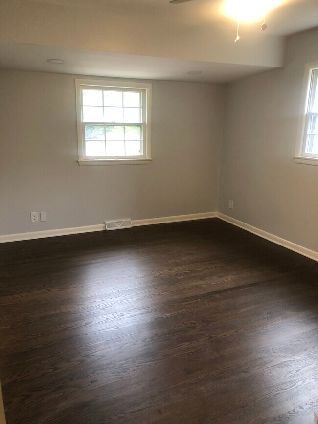 Bedroom - 8445 N Greenvale Rd