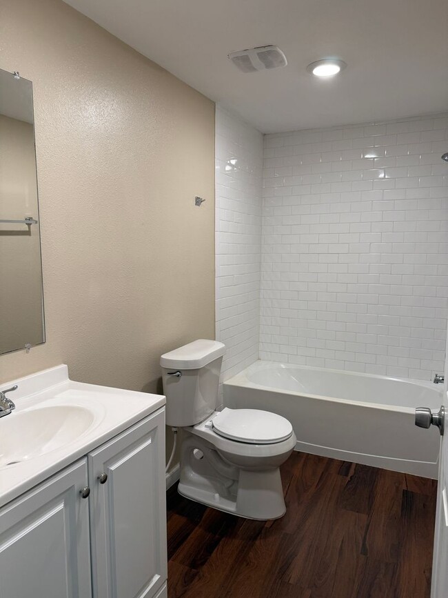 Building Photo - Renovated home in Silsbee! Available NOW -...