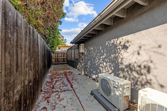 Building Photo - Detached 1 bedroom!