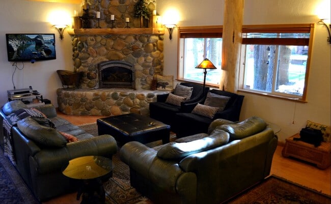 Building Photo - Sweet 2BD Cabin! Avail for a 3-6 month Winter lease! Available 12/01/25- 4/30/26