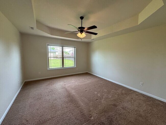 Building Photo - Fenced yard, great location