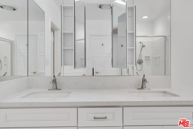 Building Photo - 432 N Palm Dr