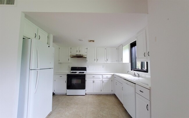 Building Photo - 40 Felter Hill Rd