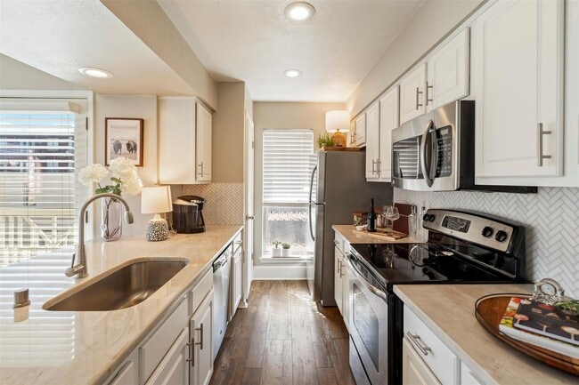 Building Photo - 5916 Sandhurst Ln