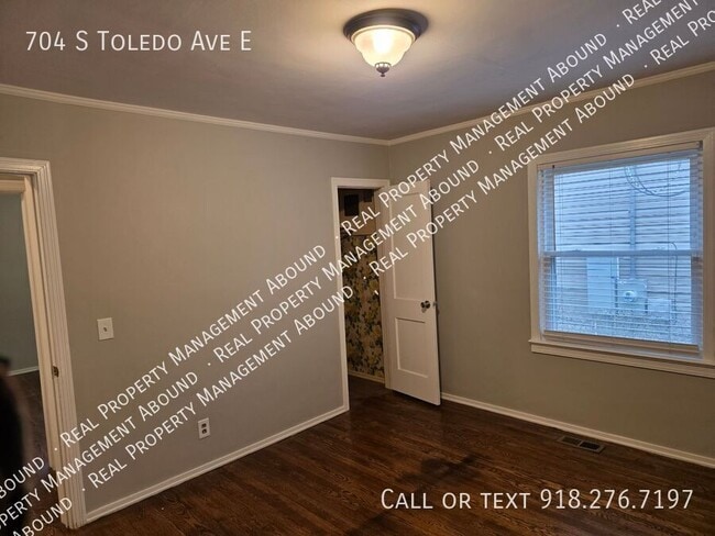 Building Photo - 704 S Toledo Ave