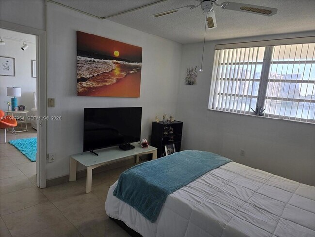 Building Photo - 2861 Leonard Dr