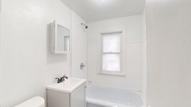 Building Photo - 3863 E 154th St