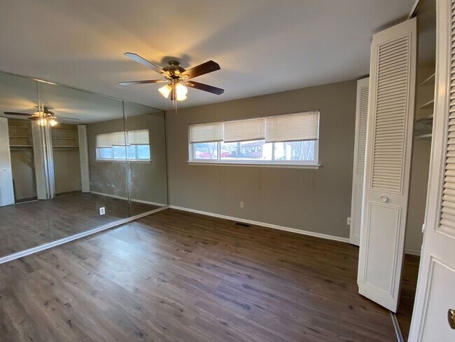 Building Photo - Charming 3 Bedroom with Great Yard