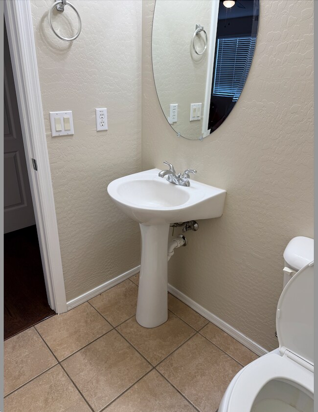 Building Photo - 996 E Cantebria Dr