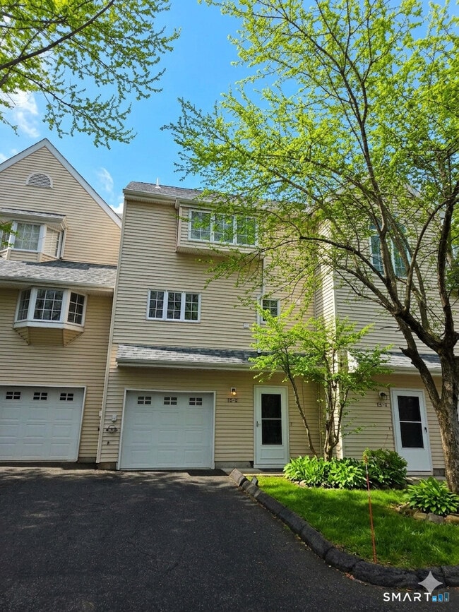 Building Photo - 12 W Meadow Ln