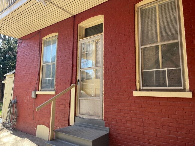 Building Photo - 724 1st St