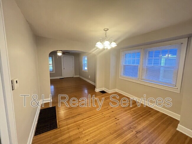 Building Photo - 5542 N College Ave