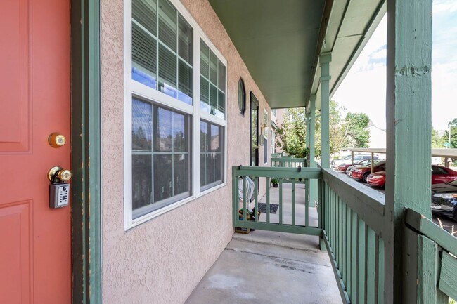 Building Photo - Lovely District 20 Townhome!