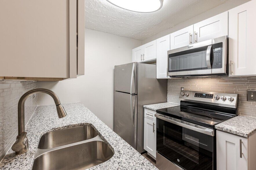 Building Photo - Lakeshore Drive Apartment Homes