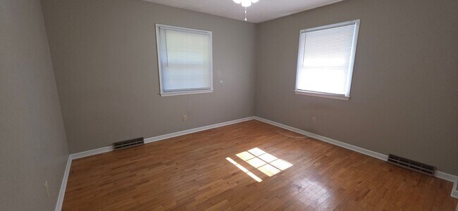 Building Photo - Kickapoo schools, 3 BR 2 BA fenced yard, $...