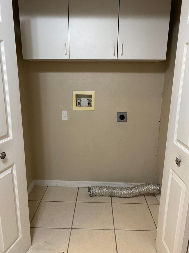 Building Photo - 3 Bedroom 2 Bath home in St. Cloud for RENT!